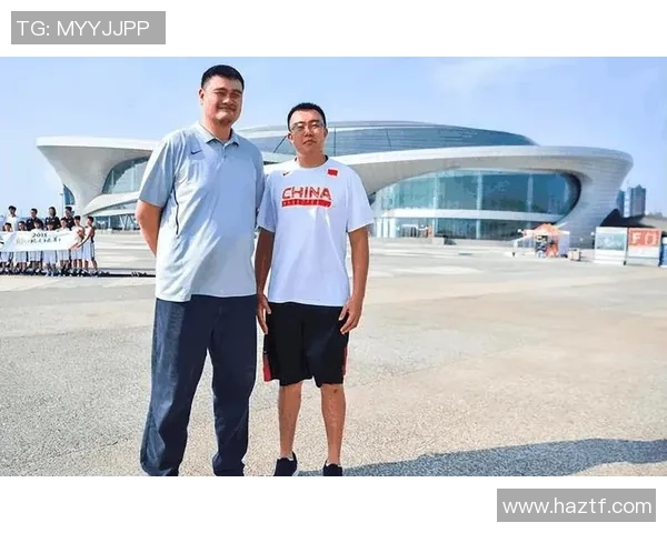 姚明乘车出行瞬间展现巨人风范引发网友热议与关注